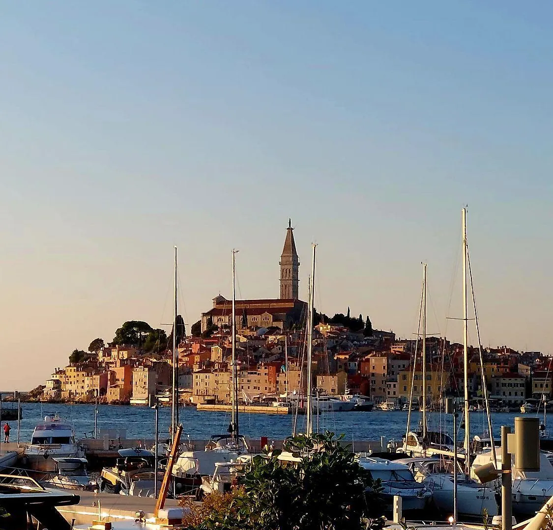 Idyllisches Apartment Nur 800 Meter Zum Strand Mit 2 Balkone, Garten, Grill Rovinj