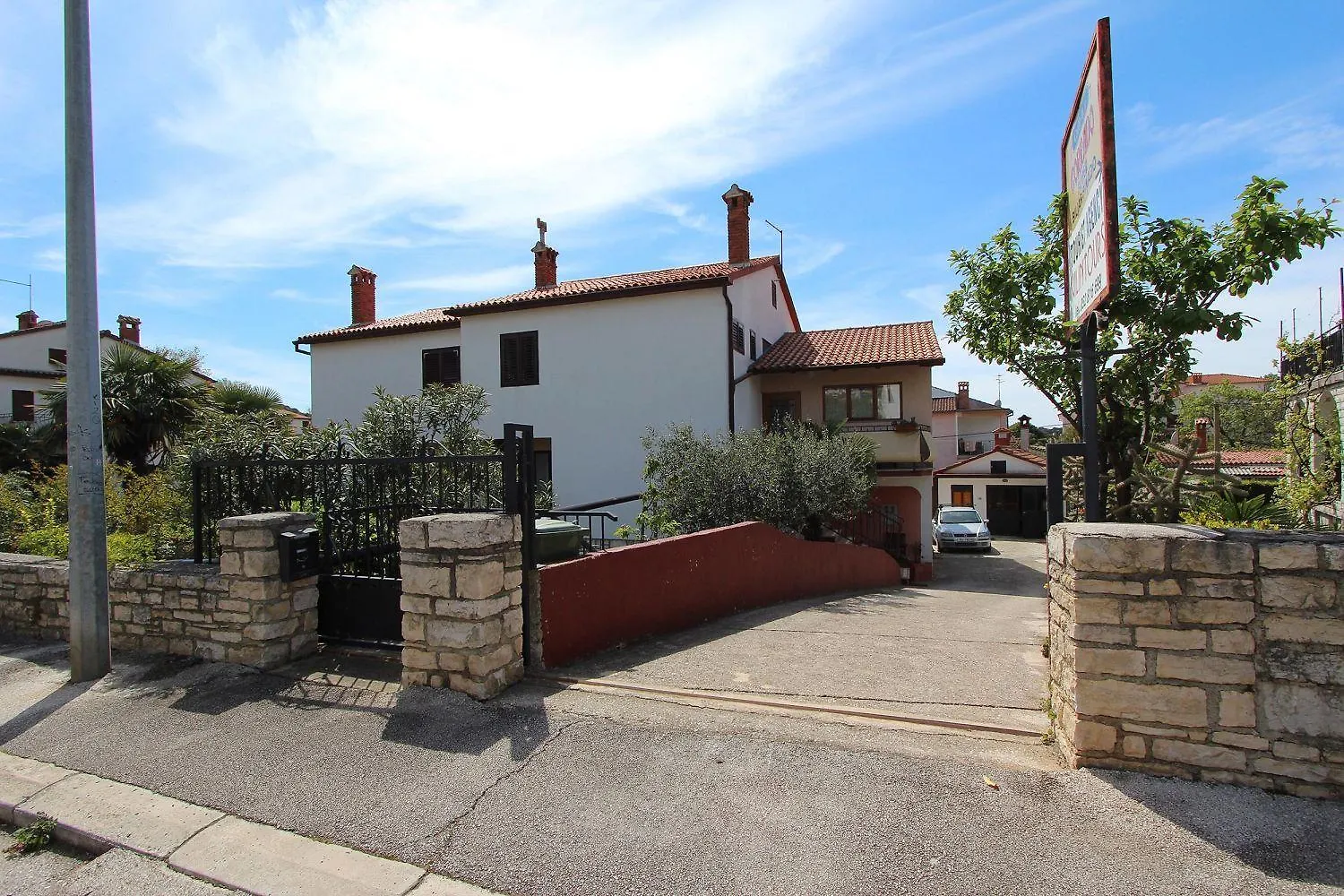 Idyllisches Apartment Nur 800 Meter Zum Strand Mit 2 Balkone, Garten, Grill Rovinj